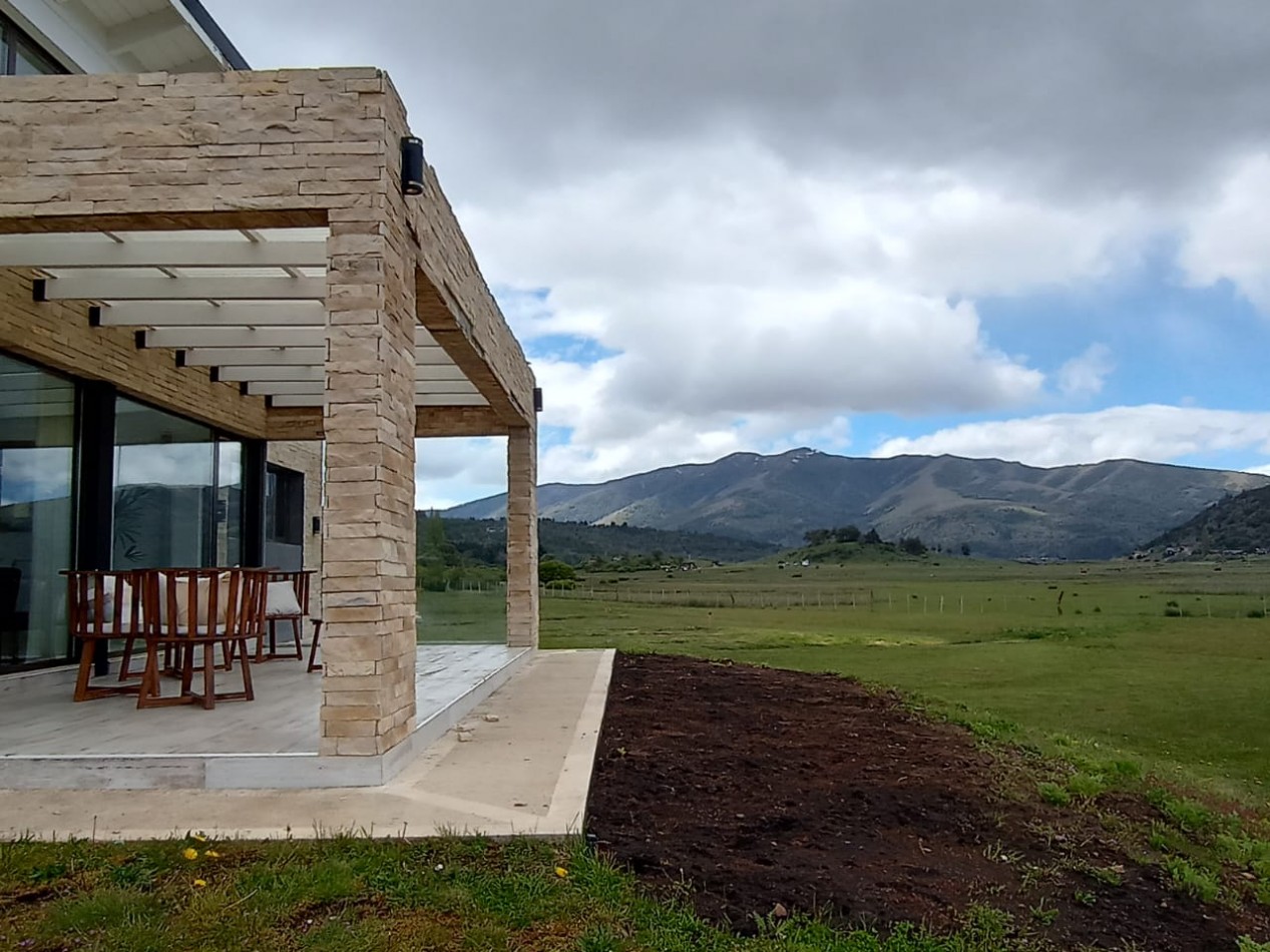 Moderna casa de 4 habitaciones en B° Peñon de Lolog