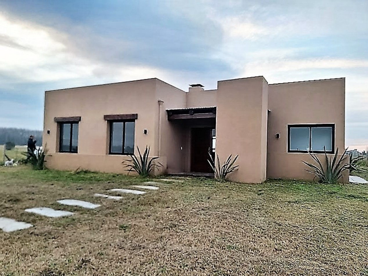 CASA A ESTRENAR EN LOTE DE MIL METROS CUADRADOS. N°132