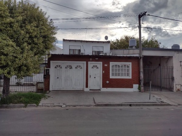 VENDE CASA CON GARAGE Y PATIO!