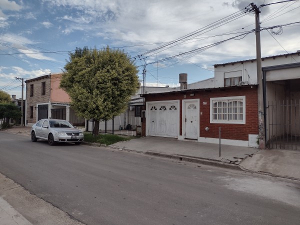 VENDE CASA CON GARAGE Y PATIO!