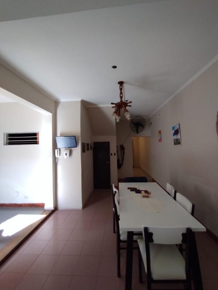 VENDE CASA CON GARAGE Y PATIO!