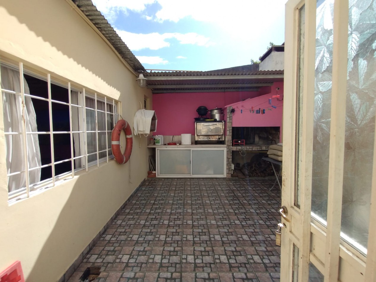 VENDE CASA CON GARAGE Y PATIO!