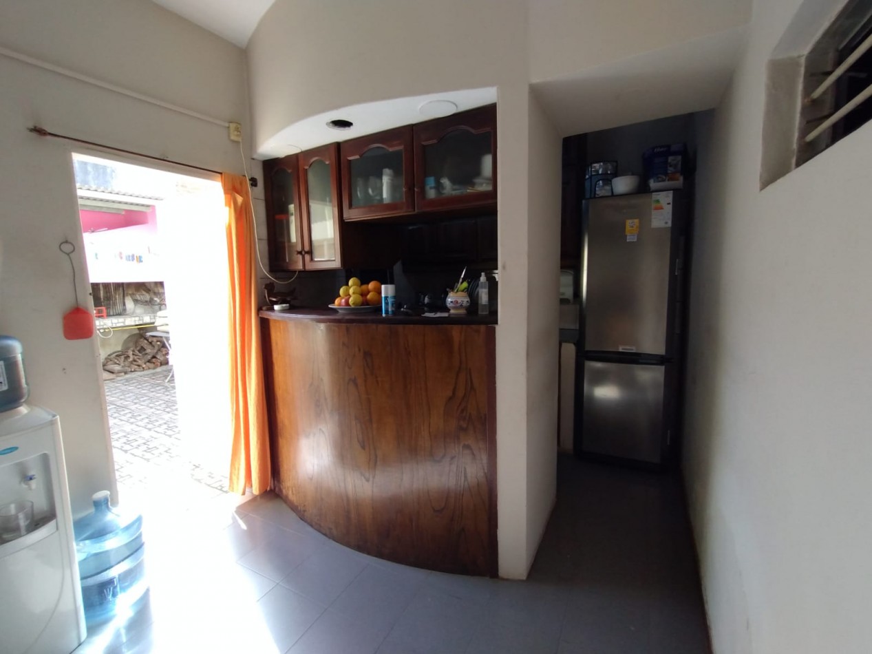 VENDE CASA CON GARAGE Y PATIO!