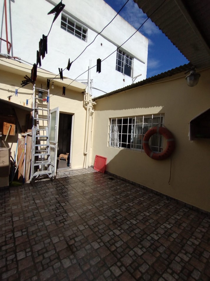 VENDE CASA CON GARAGE Y PATIO!