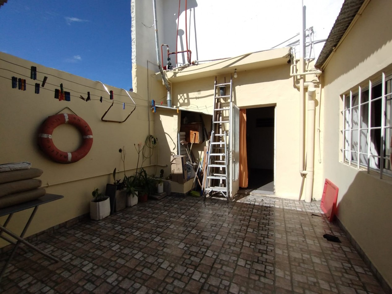 VENDE CASA CON GARAGE Y PATIO!