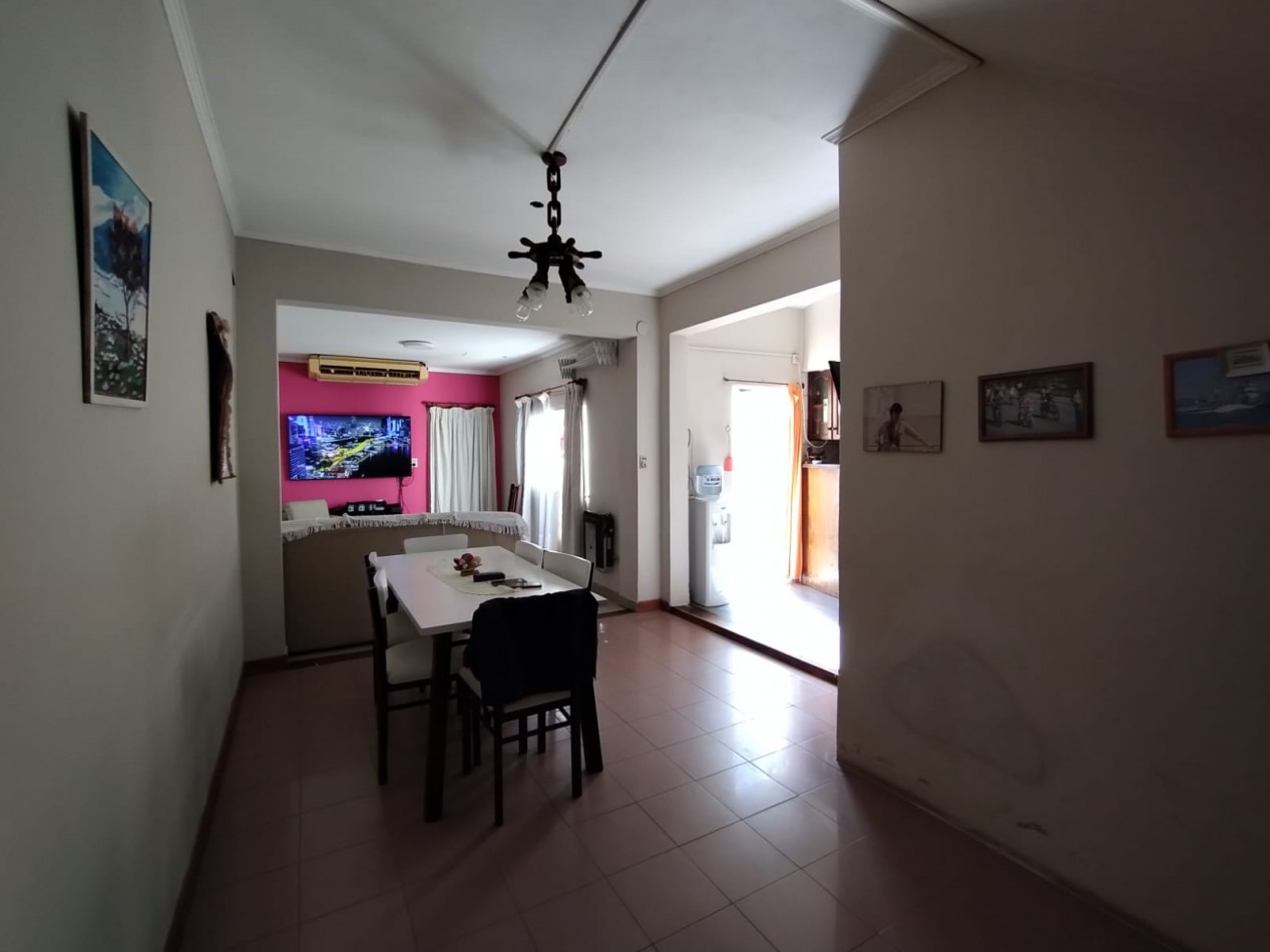 VENDE CASA CON GARAGE Y PATIO!