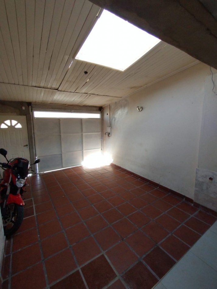 VENDE CASA CON GARAGE Y PATIO!