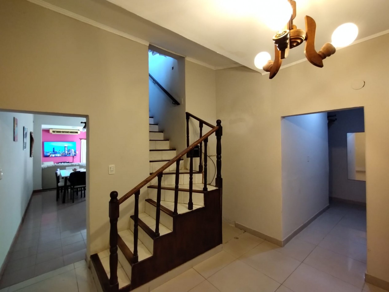 VENDE CASA CON GARAGE Y PATIO!