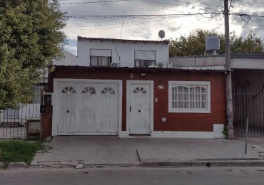 VENDE CASA CON GARAGE Y PATIO!