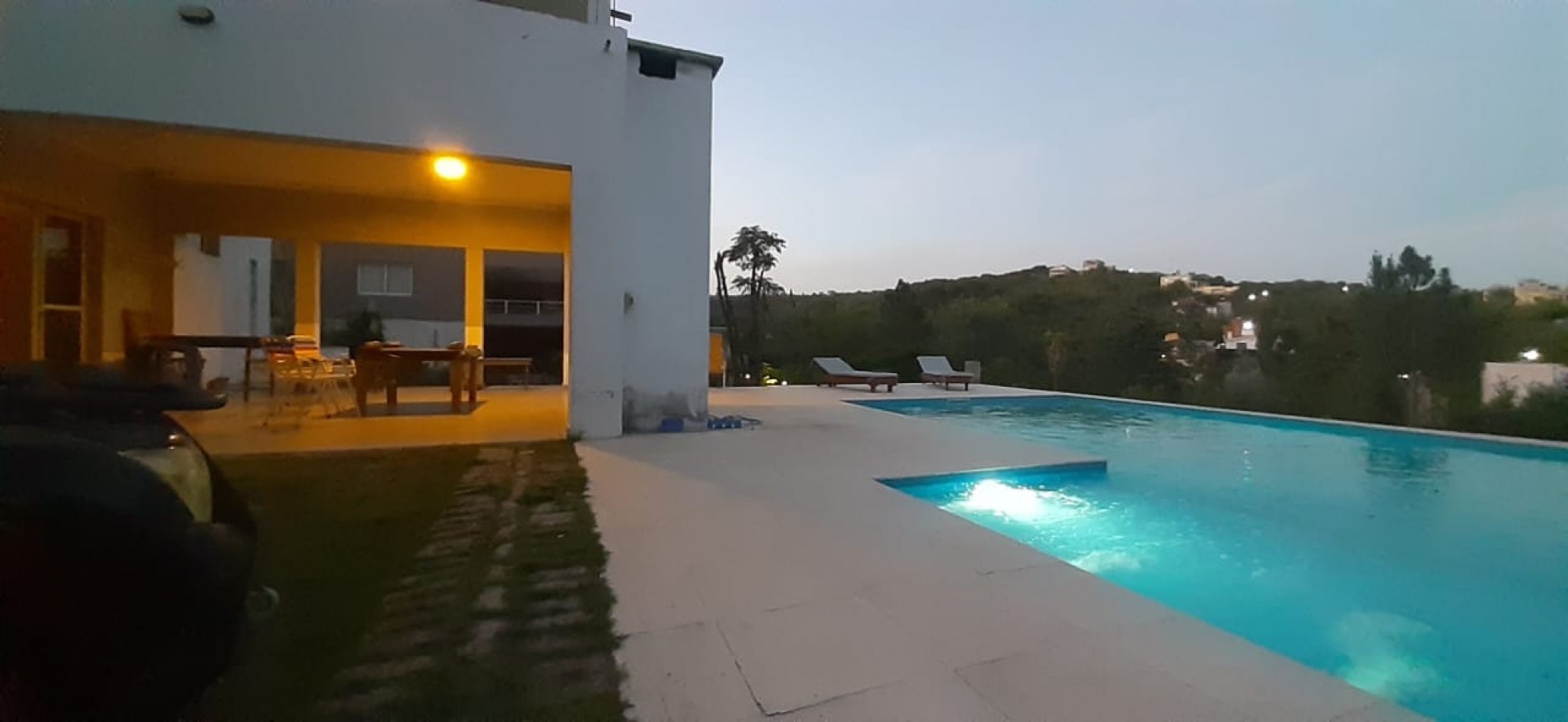 Vendo casa de dos plantas en Villa Lago Azul (B° cerrado sobre el lago San Roque)