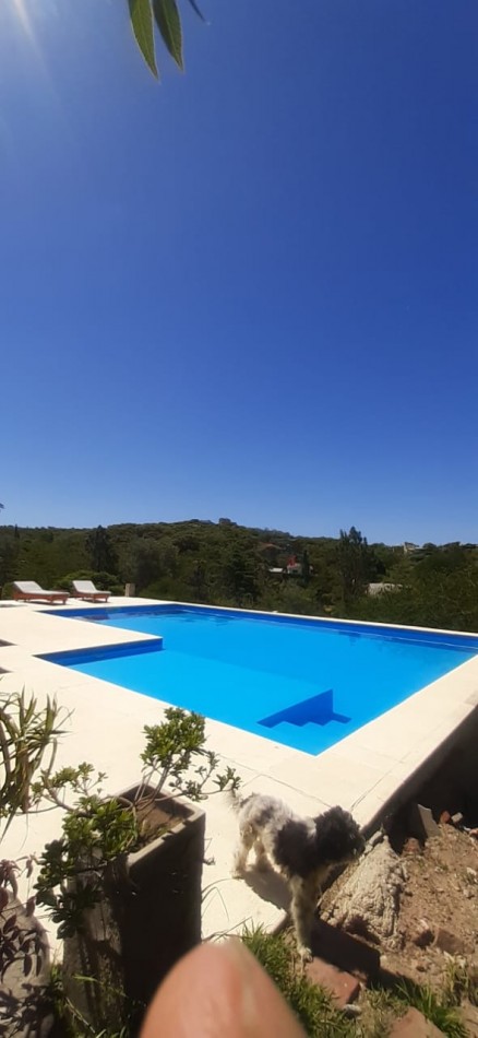 Vendo casa de dos plantas en Villa Lago Azul (B° cerrado sobre el lago San Roque)