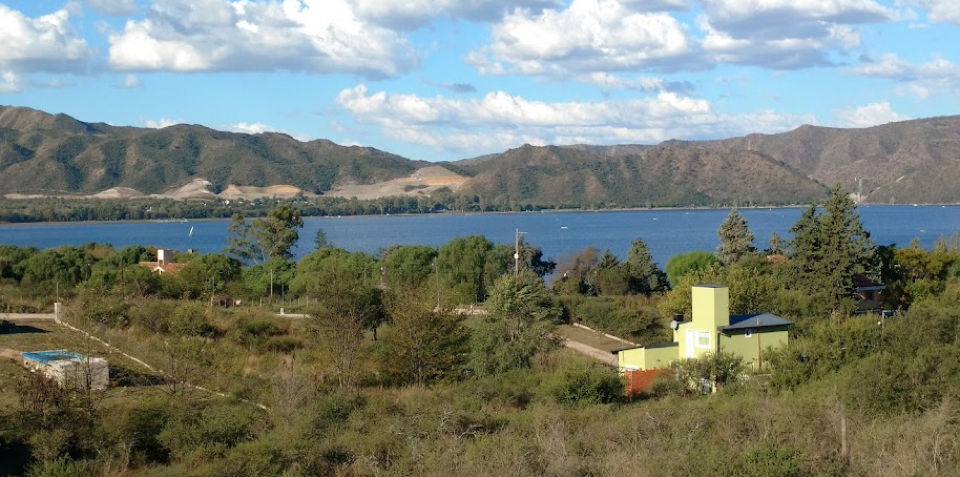 Vendo casa de dos plantas en Villa Lago Azul (B° cerrado sobre el lago San Roque)