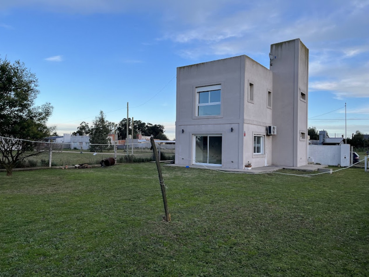   Casa Moderna 3 Amb Amplios sobre 540 m2  SANTA ELENA 