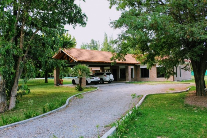 HERMOSA CASA TIPO CHALET TOTALMENTE RESTAURADA CON QUINCHO Y PISCINA EN 5000 M2 DE PARQUIZADO