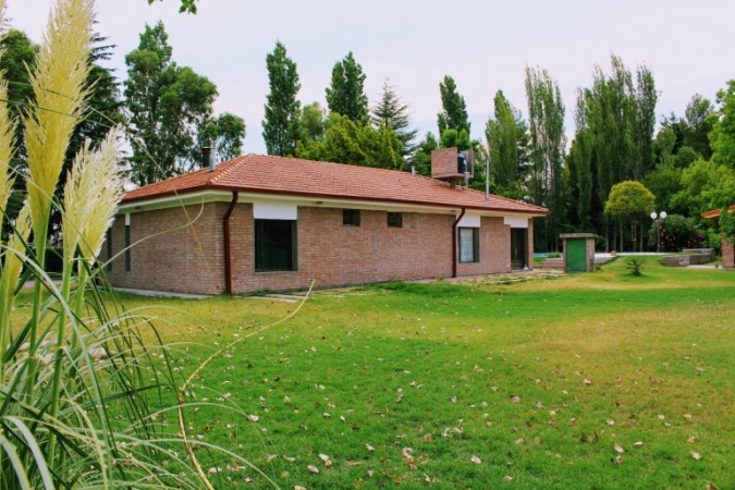 HERMOSA CASA TIPO CHALET TOTALMENTE RESTAURADA CON QUINCHO Y PISCINA EN 5000 M2 DE PARQUIZADO