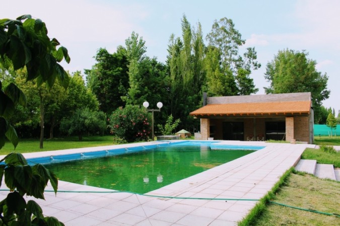 HERMOSA CASA TIPO CHALET TOTALMENTE RESTAURADA CON QUINCHO Y PISCINA EN 5000 M2 DE PARQUIZADO