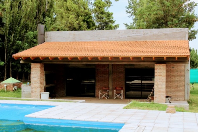 HERMOSA CASA TIPO CHALET TOTALMENTE RESTAURADA CON QUINCHO Y PISCINA EN 5000 M2 DE PARQUIZADO