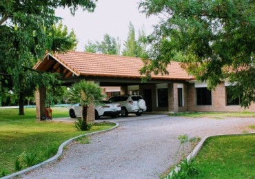 HERMOSA CASA TIPO CHALET TOTALMENTE RESTAURADA CON QUINCHO Y PISCINA EN 5000 M2 DE PARQUIZADO