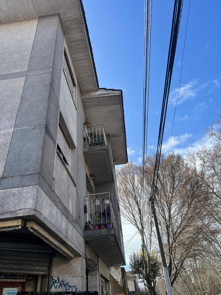 DEPARTAMENTO 3 AMB CON BALCON SALIENTE A LA CALLE EN 2° PISO POR ESCALERA. APTO CREDITO 