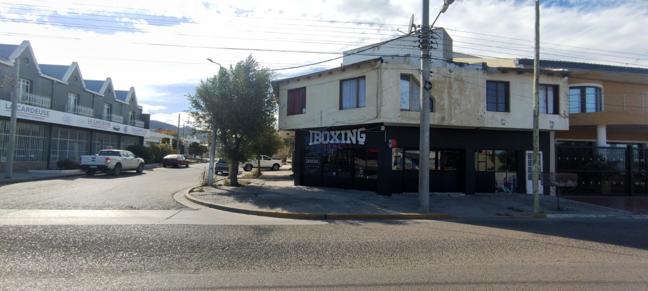 VENTA DE PROPIEDAD CON SEIS VIVIENDAS MAS UN LOCAL COMERCIAL EN ZONA SUR