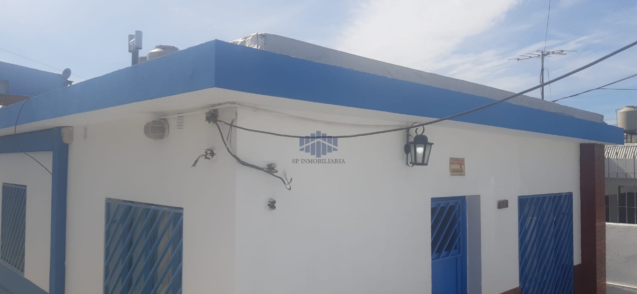 VENTA DE LOTE CON 2 VIVIENDAS UNIFAMILIARES EN ZONA SUR