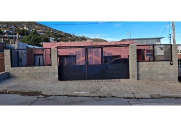 SE VENDE LOTE CON 2 VIVIENDAS UNIFAMILIARES EN ZONA SUR
