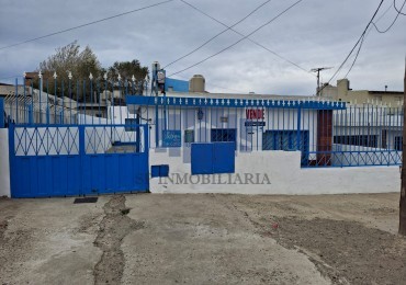 VENTA DE LOTE CON 2 VIVIENDAS UNIFAMILIARES EN ZONA SUR